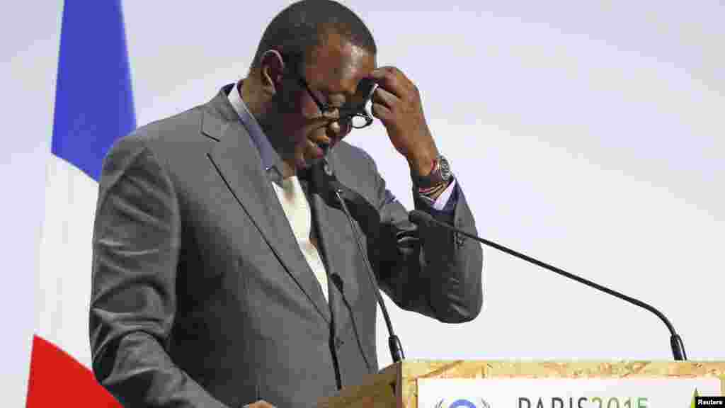 Le président kenyan, Uhuru Kenyatta, prononce un discours à la Conférence mondiale sur le changement climatique 2015 (COP21) au Bourget, près de Paris, France, 30 novembre 2015.