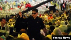 브라질 리우데자네이루 마라카낭 주경기장에서 21일(현지시간) 진행된 올림픽 폐회식에서 김정은 북한 국무위원장으로 분장한 관람객이 포즈를 취하고 있다.