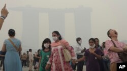 Kabut asap dari kebakaran hutan di Indonesia menyelimuti Marina Bay Sands Hotel di Singapura, Juni 2013. (Foto: Dok)