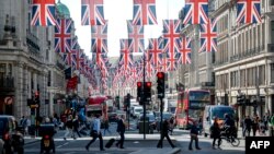 Dekorasi Bendera Kesatuan Inggris menghiasi Regent Street di London menjelang pernikahan Pangeran Harry dan Meghan Markle.