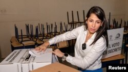 La candidata presidencial Luisa González, que encabeza las encuestas, emite su voto en un colegio electoral de Canuto, Ecuador, el 20 de agosto de 2023.