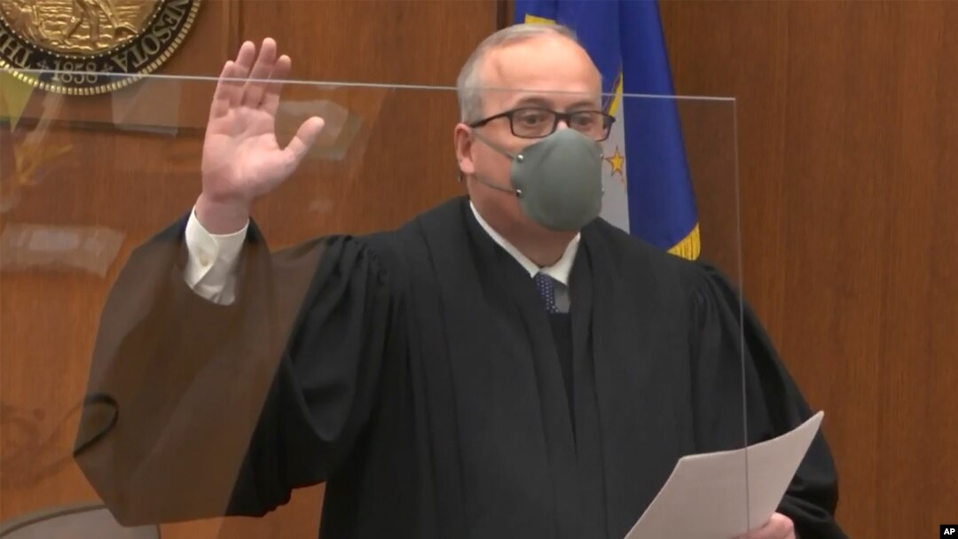 En esta imagen tomada de un video, el juez Peter Cahill, del Condado Hennepin toma el juramento al jurado el lunes 29 de marzo de 2021, en el juicio al ex policía de Minneapolis, Derech Chauvin por la muerte de George Floyd en mayo 25 de 2020..