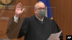 En esta imagen tomada de un video, el juez Peter Cahill, del Condado Hennepin toma el juramento al jurado el lunes 29 de marzo de 2021, en el juicio al ex policía de Minneapolis, Derech Chauvin por la muerte de George Floyd en mayo 25 de 2020..