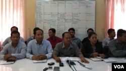 Members of the union meet at a press conference to discuss a controversial law to regulate the country's unions, January 20, 2016, Phnom Penh, Cambodia. (Photo: Hean Socheata/ VOA Khmer) 