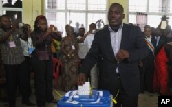 Joseph Kabila votant à Kinshasa le 28 novembre 2011