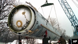 Binh sĩ chuẩn bị phá hủy tên lửa đạn đạo SS-19 tại một cơ sở quân sự Vakulenchuk, Ukraina.