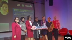 Menteri Pemberdayaan Perempuan dan Anak Yohana Yembise (tengah) beserta narsum lainnya, dalam acara Women’s Economic Empowerment: The Intersection with Domestic Violence, di @America, Jakarta, Rabu (23/1) (VOA/Ghita).