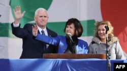 Le vice-président Mike Pence, son épouse Karen et leur fille Charlotte saluent la foule avant le début de la 43ème Marche annuelle pour la vie le 27 janvier 2017 à Washington, DC.