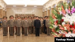 김정은 북한 국방위원회 제1위원장이 해방 70돌인 15일 0시 금수산태양궁전을 찾아 김일성 주석과 김정일 국방위원장을 참배했다고 조선중앙통신이 15일 보도했다.