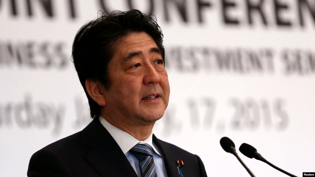Thủ tướng Nhật Bản Shinzo Abe phát biểu tại 1 hội nghị về kinh doanh và đầu tư ở Cairo, 17/1/2015.
