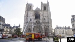 Bombeiros na catedral de Nantes, 18 de julho, França 