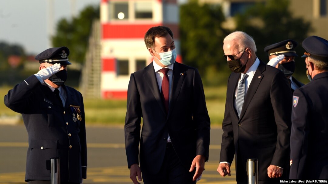 Perdana Menter Belgia Alexander De Croo menyambut Presiden Joe Biden yang tiba di Bandara Militer Brussels di Melsbroek, Belgia, Minggu, 13 Juni 2021. (Foto: Didier Lebrun/Pool via Reuters)