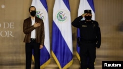 El presidente de El Salvador, Nayib Bukele, y el jefe de la Policía Nacional Civil, Mauricio Arriaza Chicas, participan en una ceremonia de ascenso de policías a cabos en San Salvador, El Salvador, el 30 de septiembre de 2020.