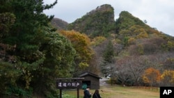 日本星期天在新潟县“佐渡金山”附近举行一场追悼式，尽管韩国在最后一刻抵制了这场活动。(美联社：2024年11月24日)