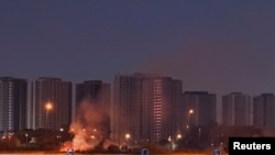 资料照片：手机照片显示，美国驻巴格达大使馆院落发生一次爆炸后升起浓烟，据安全界消息人士说，美国使馆遭到一次火箭与无人机袭击。(2026年3月17日)