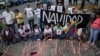 Familiares de venezolanos detenidos encienden velas durante una vigilia frente a la sede del Servicio Bolivariano de Inteligencia Nacional (SEBIN) conocida como "Helicoide", en Caracas, Venezuela, el 27 de noviembre de 2024. REUTERS/Gaby Oraa