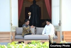 Presiden Joko Widodo berbincang bersama Ketua Umum Partai Gerindra Prabowo Subianto di teras Istana Merdeka, Jakarta hari Kamis, 17/11. (Foto: Biro Pers Istana).