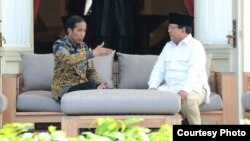 Presiden Joko Widodo berbincang bersama Ketua Umum Partai Gerindra Prabowo Subianto di teras Istana Merdeka, Jakarta hari Kamis, 17/11. (Foto: Biro Pers Istana).