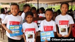 ພາບເດັກນ້ອຍທີ່ໄດ້ຮັບການອົບຮົມສິດສອນໃຫ້ຮູ້ຈັກອັນຕະລາຍຂອງ UXO ແລະວິທີຫລີກລ້ຽງອຸປະຕິເຫກໃນການຖືກລະເບີດ ດັ່ງກ່າວ