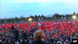 Prezidan Tirk la Recep Tayyip Erdogan pandan li tap adrese li ak patizan li yo ddevan palè a nan Ankara, 17 avril 2017 apre jounen referandòm ki vin ba li plen pouvwa a.