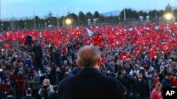 Le président turc Recep Tayyip Erdogan prononçant un discours au lendemain du référendum, devant le palais présidentiel, à Ankara en Turquie, le 17 avril 2017.