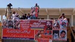 د پي ټي اېم د بندیوانو مشرانو عکسونه هم پر ستېج لگېدلي و