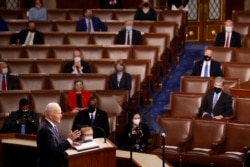Anggota Partai Republik dari Kongres AS mendengarkan ketika Presiden Joe Biden menyampaikan pidato pertamanya pada sesi gabungan kongres di Gedung Capitol di Washington, AS, 28 April 2021. (Foto: REUTERS / Jonathan Ernst)