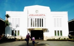 Stasiun Tugu, salah satu tengara utama di Yogyakarta. (Foto: VOA/Nurhadi)