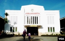 Stasiun Tugu, salah satu tenggara utama di Yogyakarta. (Foto: VOA/Nurhadi)
