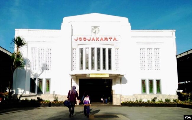 Stasiun Tugu, salah satu tengara utama di Yogyakarta. (Foto: VOA/Nurhadi)