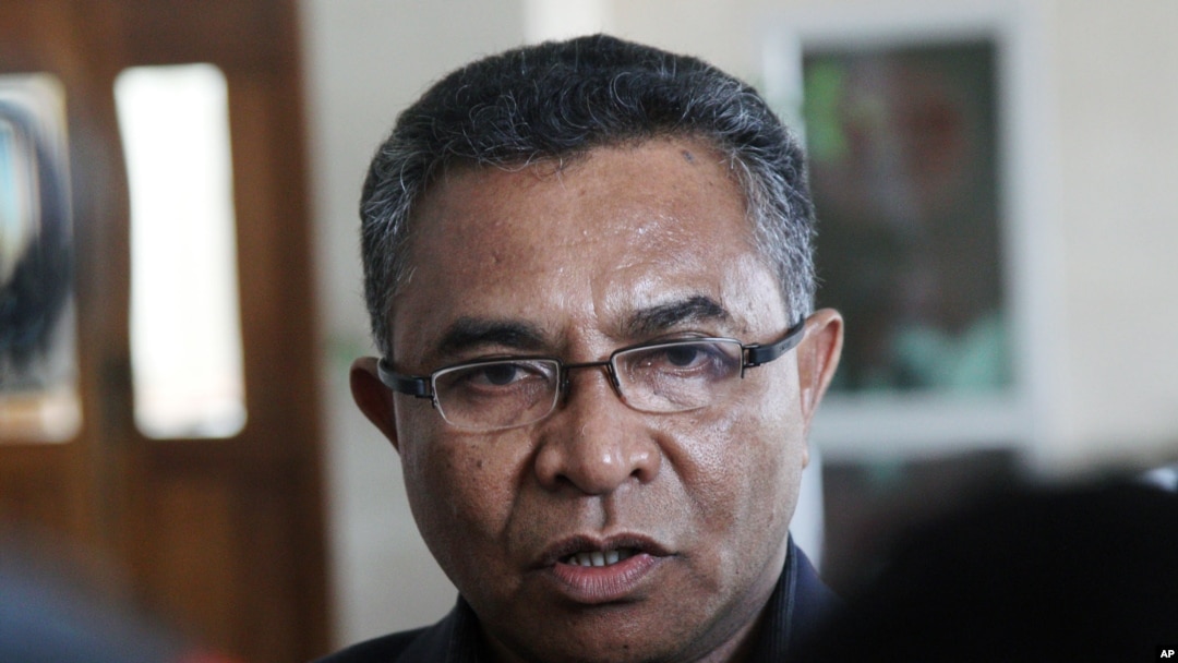 Perdana Menteri Timor Leste yang baru, Rui Mario de Araujo berbicara dengan media East Timorese health minister Rui Araujo talks to the media after his meeting with President Taur Matan Ruak in Dili, East Timor, Wednesday, Feb. 11, 2015. Araujo was appointed as the country's new prime minister to replace independence hero Xanana