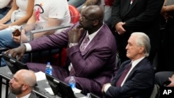 Pat Riley (der.) junto al exjugador Shaquille O'Neal durante el tercer partido de las finales de la Conferencia Este de los playoffs de baloncesto de la NBA entre el Miami Heat y los Boston Celtics, el domingo 21 de mayo de 2023, en Miami.