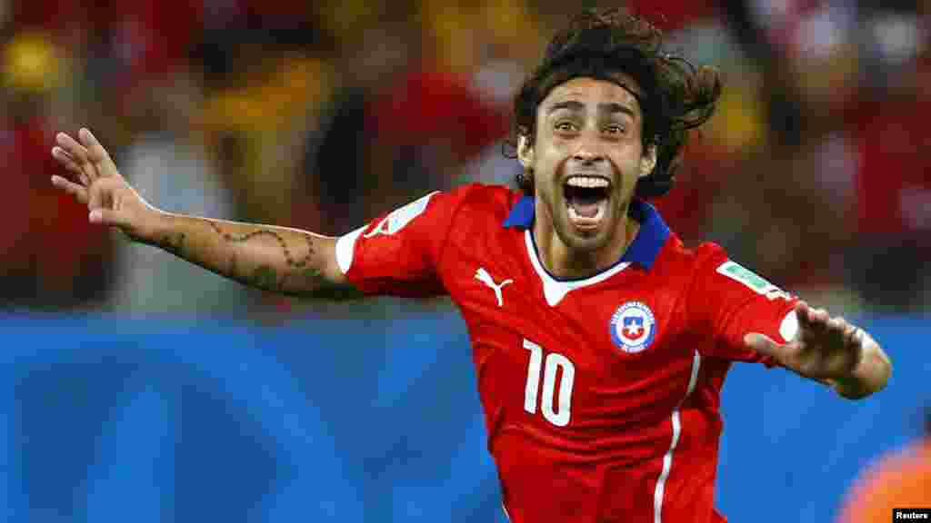 Chile&#39;s Jorge Valdivia celebrates a goal against Australia at the Pantanal arena in Cuiaba, June 13, 2014. 