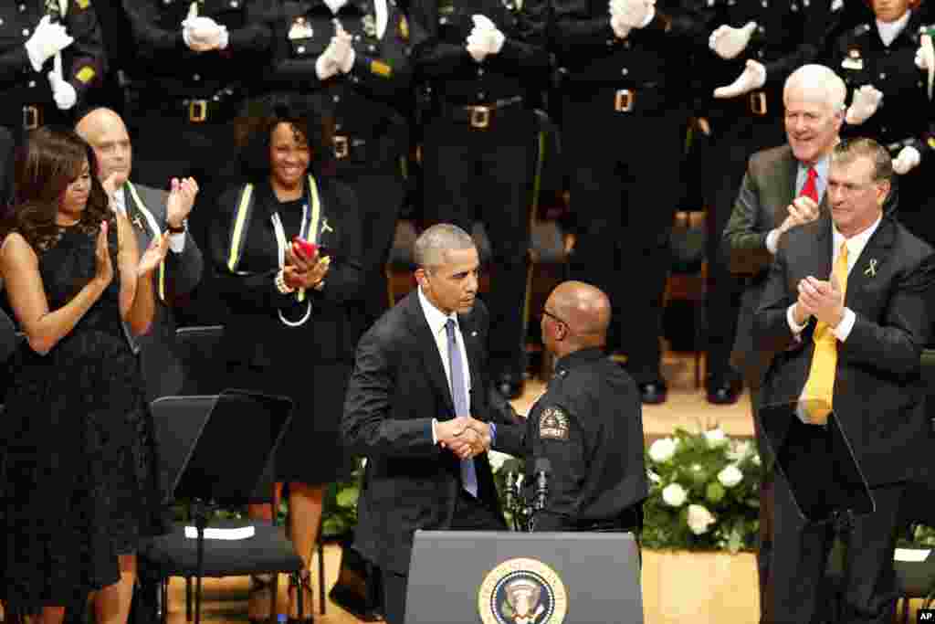 Shugaba Barack Obama Ya Karrama &#39;Yan Sanda Biyar a Dallas.