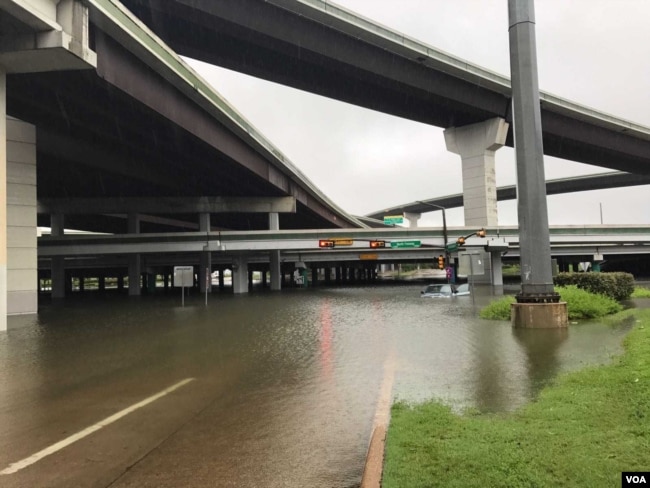 Floodwaters are seen at an interchange on the North Freeway, just north of Houston’s city center, Aug. 27, 2017. (VOA / C. Mendoza)