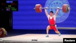 미국 휴스톤에서 열린 2015 세계역도선수권 대회 남자 77kg급 경기에서 북한의 김광성 선수가 역기를 들어올리고 있다.