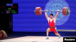 미국 휴스톤에서 열리고 있는 2015 세계역도선수권 대회 남자 77kg급 경기에서 북한의 김광성 선수가 역기를 들어올리고 있다.