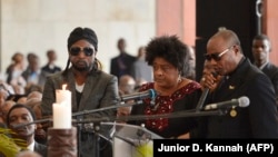 La chanteuse Tshiala Muana (au centre), avec Koffi Olomide (à dr.) et Werrason (à g.) lors d'une cérémonie en l'honneur de feu le musicien Tabu Ley Rochereau, au Palais du peuple à Kinshasa, le 9 décembre 2013. 