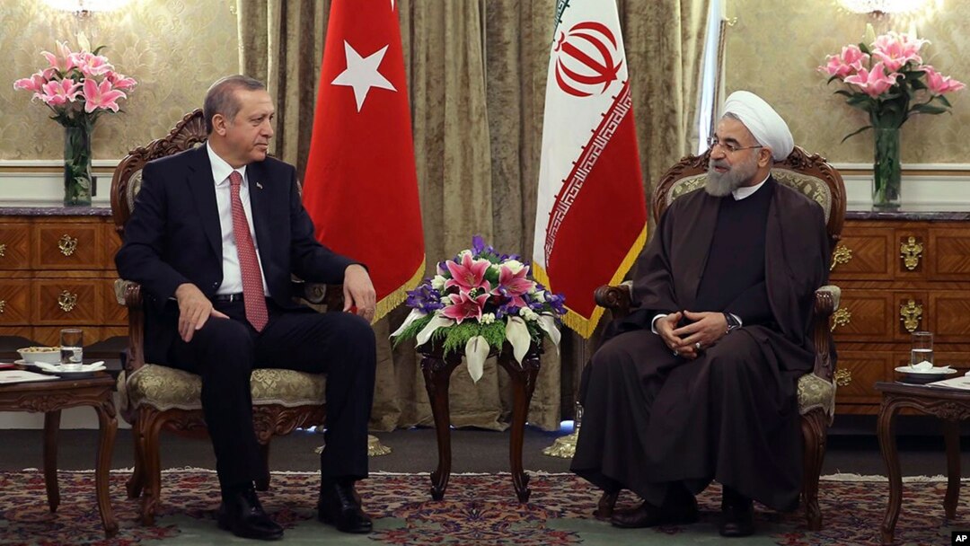 Turski predsednik Redžep Tajip Erdogan (levo) sa iranskim kolegom, Hasanom Rohanijem pred sastanak u Teheranu, 7. april 2015. 