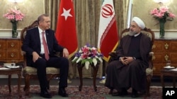 Turski predsednik Redžep Tajip Erdogan (levo) sa iranskim kolegom, Hasanom Rohanijem pred sastanak u Teheranu, 7. april 2015. 
