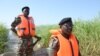 Des soldats camerounais patrouillent le lac Tchad dans les environs de Darak, près de la frontière nigériane, le 1er mars 2013.