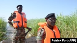 Des soldats camerounais patrouillent le lac Tchad dans les environs de Darak, près de la frontière nigériane, le 1er mars 2013.
