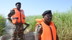 Des soldats camerounais patrouillent dans le lac Tchad, à la frontière avec le Nigeria