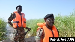 Des soldats camerounais patrouillent le Lac Tchad le 1er mars 2013.