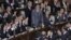 日本国会下院院会2012年12月26批准安倍晋三继任日本首相之后，安倍晋三鞠躬致意