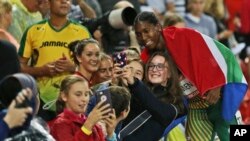 Atlet Afrika Selatan Caster Semenya berswafoto dengan para penggemar setelah memenangkan medali emas final 1.500 meter putri di Stadion Carrara dalam pesta olahraga persemakmuran Commonwealth Games di Gold Coast, Australia, 10 April 2018.