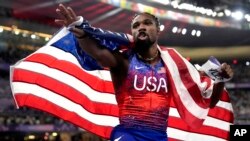 El estadounidense Noah Lyles festeja tras ganar la final de los 100 metros masculinos en los Juegos Olímpicos de París, el domingo 4 de agosto de 2024, en Saint-Denis, Francia.