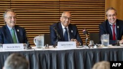 Le président de la Fédération de football des Etats-Unis, Carlos Cordeiro (au centre) et son homologue mexicain Decio de Maria (à gauche) et son homologue canadien (à gauche), à Copenhague, le 3 mai 2018. 