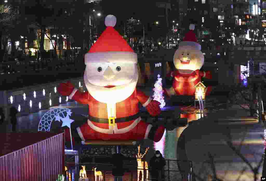 بادکنک هایی به شکل بابانوئل در جشنواره کریسمس در سئول کره جنوبی در معرض نمایش قرار گرفت.