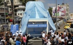 Sous des applaudissements nourris, un siège symbolique est dévoilé le 20 septembre 2011 à Ramallah, en appui à la demande d'adhésion à l'ONU